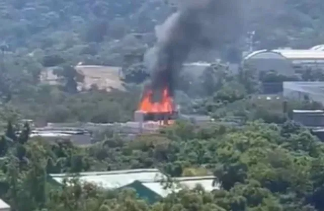 Veja vídeo de incêndio em cidade cenográfica dos estúdios Globo