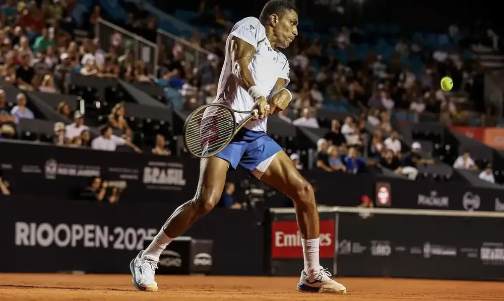 Thiago Monteiro avança às oitavas em dia de calor intenso no Rio Open