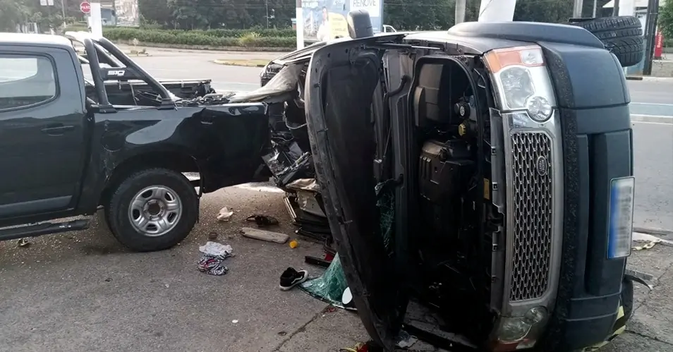 Land Rover colide contra poste e veículo parado em Bragança