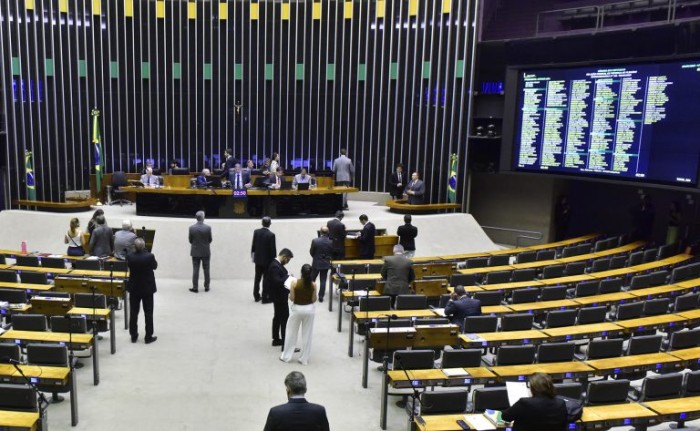 Aprovado texto-base de projeto que limita juros do cartão e contém regras do Desenrola; acompanhe