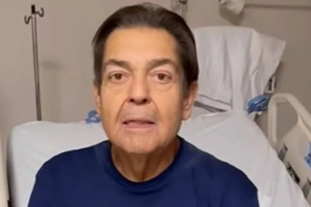 Faustão surge de cadeira de rodas e pé enfaixado ao lado da família