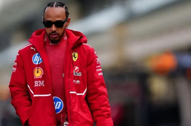 Vídeo. Hamilton tem primeira briga no rádio da Ferrari: “Deixe-me”
