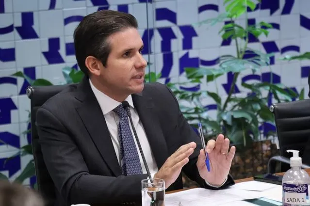 Hugo Motta dá drible no PL, que ameaça barrar votações na Câmara