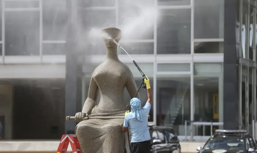 STF suspende julgamento de mulher que pichou “Perdeu, Mané” em estátua