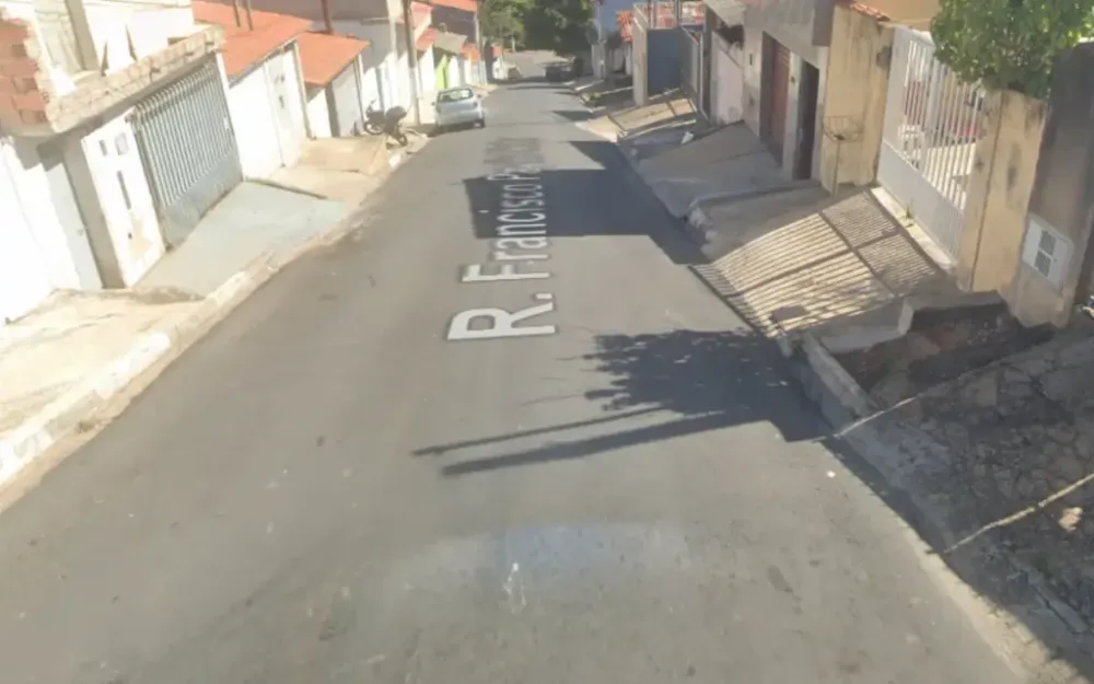 Trio de assaltantes invade casa, rouba carro e pertences de família