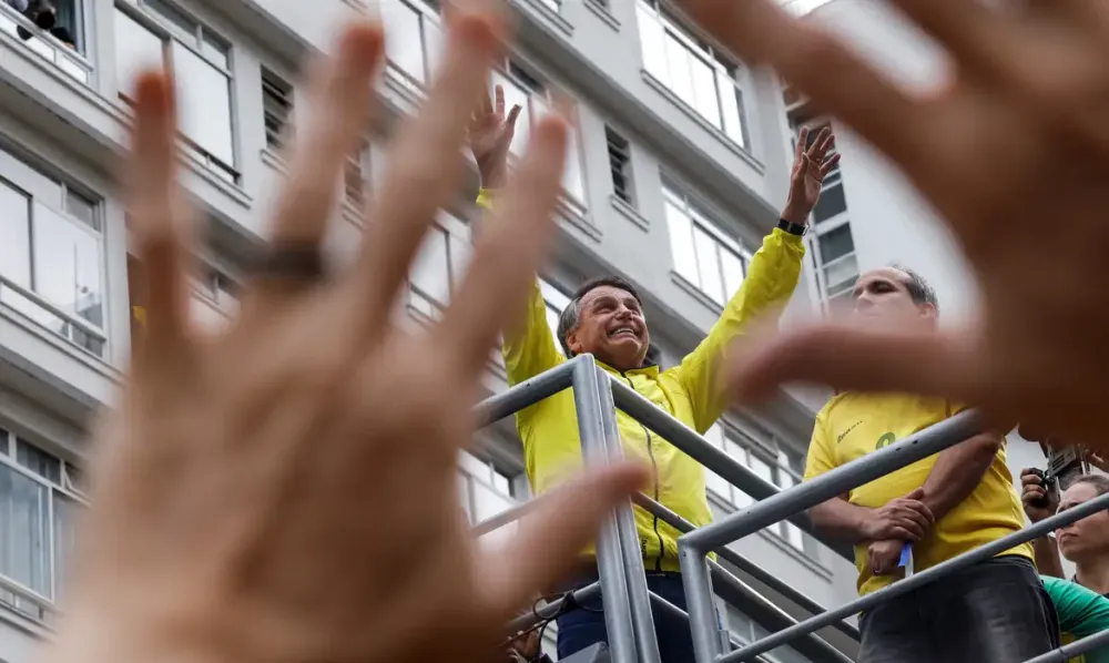 Bolsonaro nega tentativa de golpe e diz esperar por “ajuda externa”