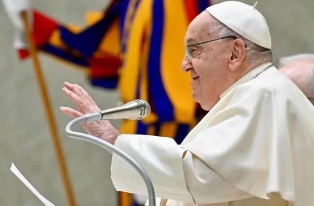 Vaticano: papa Francisco aparece de surpresa em cadeira de rodas. Veja