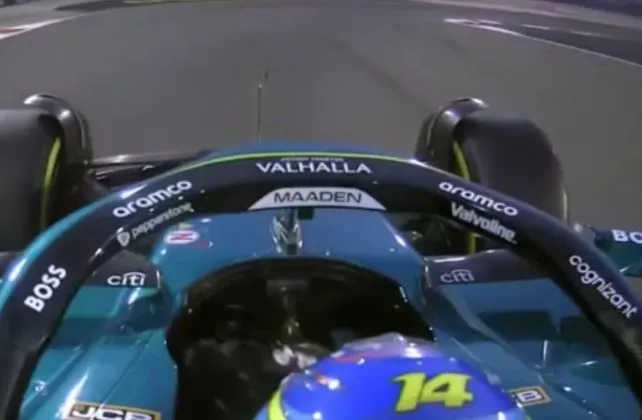 Volante de Alonso se solta do carro durante treino em Bahrein. Assista