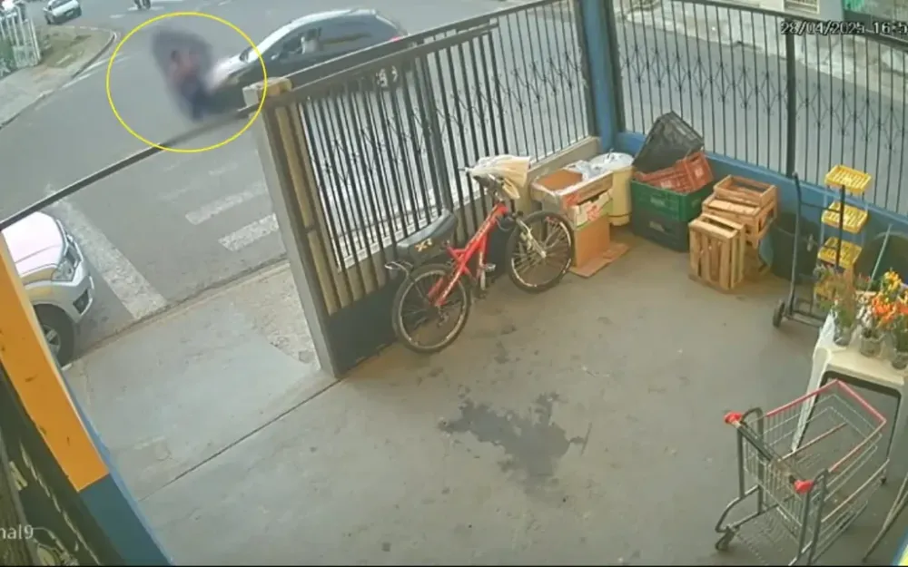 Mulher com criança no colo é atropelada em faixa de pedestre