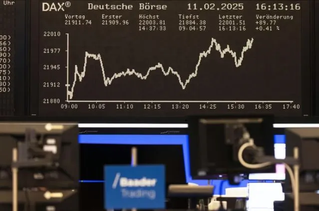 À espera de alívio em tarifas dos EUA, bolsas da Europa fecham em alta