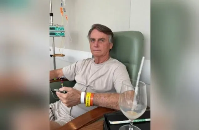 Nas redes sociais, Bolsonaro atualiza estado de saúde após alta da UTI