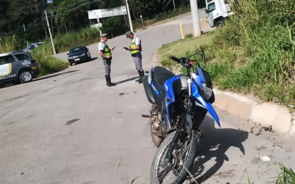 Motociclista fica gravemente ferido após colisão com carro na Rodovia Alkindar Monteiro Junqueira
