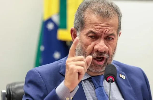 Fora do governo Lula, Lupi faz pedido a deputados sobre Ciro Gomes