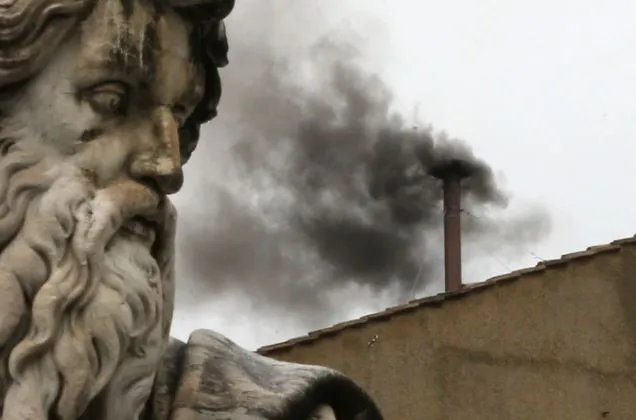 Fumaça preta surge e conclave não elege papa em 1ª votação