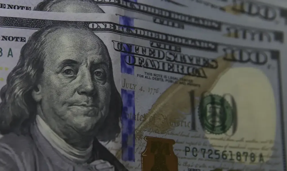 Dólar sobe para R$ 5,74 à espera de Copom