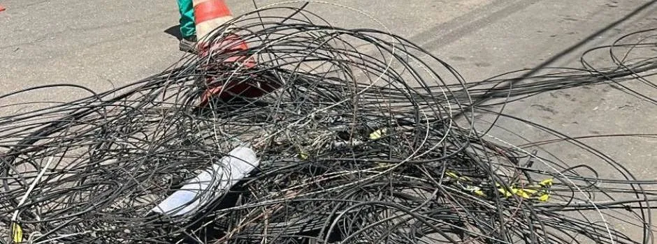 Cemig retira 3,6 toneladas de cabos de telecom irregulares de postes por todo o estado 