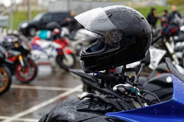Procon-SP pede suspensão do mototáxi em notificação à Uber e 99