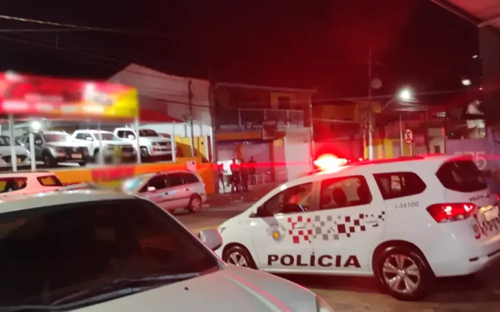 Criminosos assaltam bar e disparam arma para intimidar dono, em Bragança Paulista