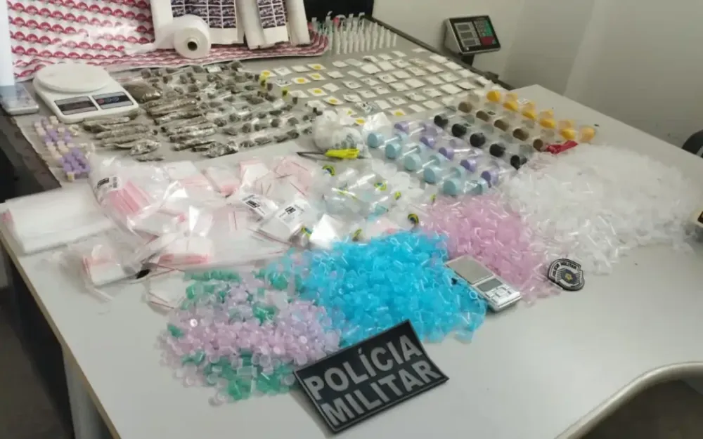 Polícia Militar apreende drogas e materiais do tráfico durante operação em Atibaia