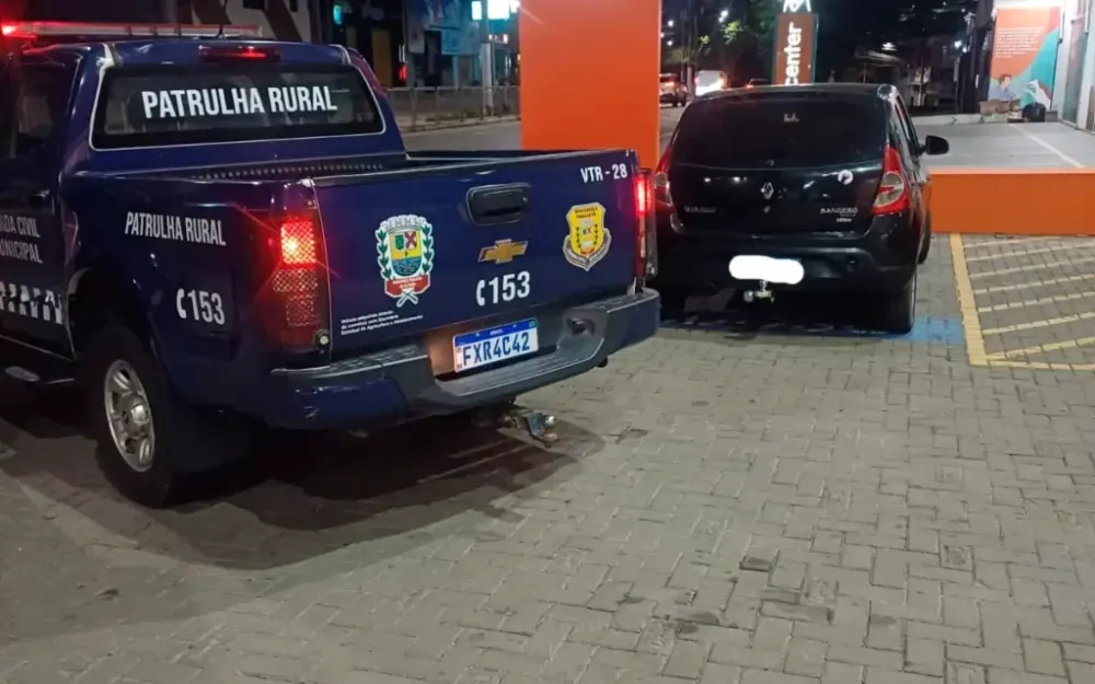 Indivíduo é detido com carro furtado, drogas e dinheiro na Av. dos Imigrantes, em Bragança Paulista