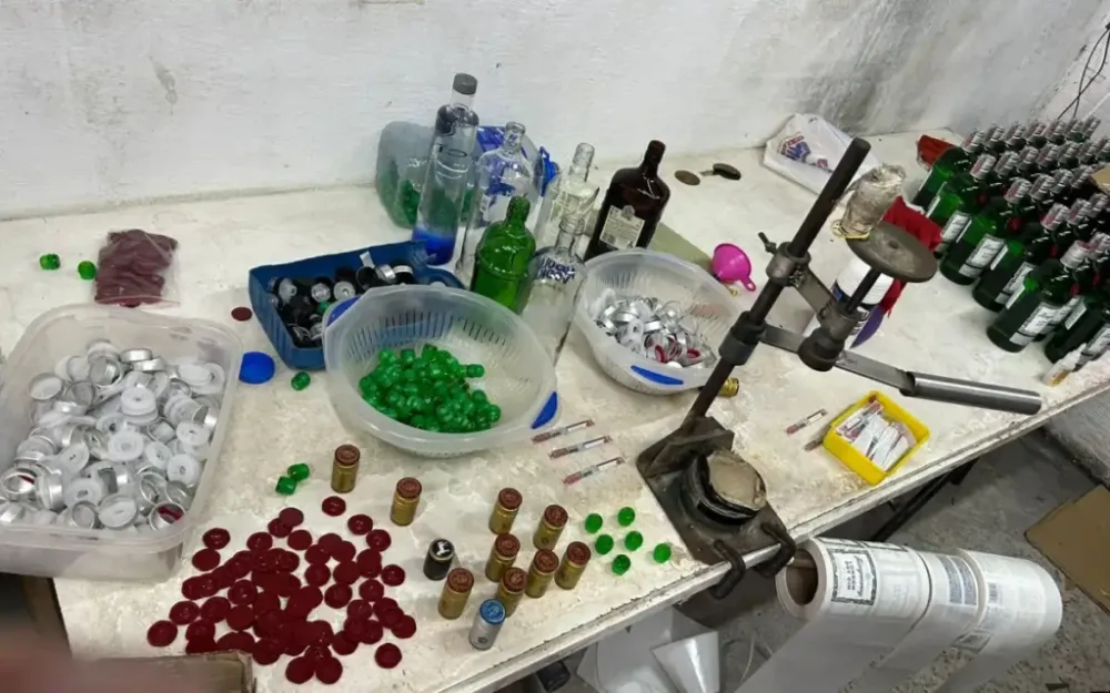 Polícia Civil fecha fábrica de bebidas falsificadas em Atibaia; cinco são presos em flagrante