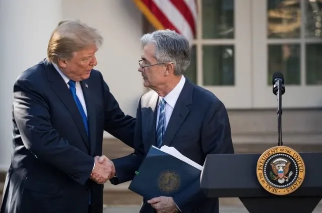 Após ataques e ameaça de demissão, Trump recebe Powell na Casa Branca