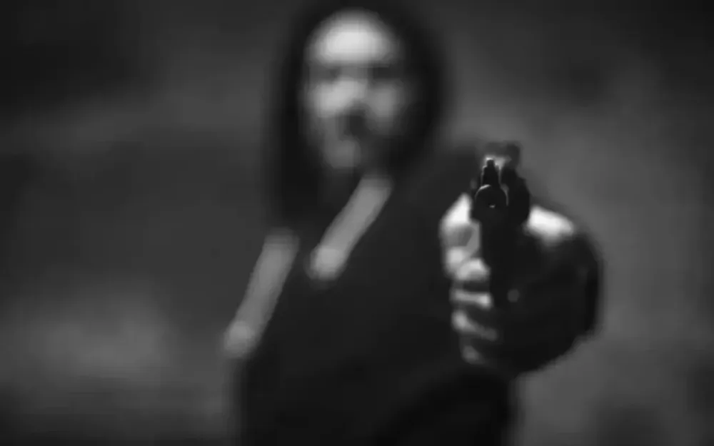 Terror à luz do dia: dupla invade residência e ameaça moradora com arma na cabeça em Bragança Paulista