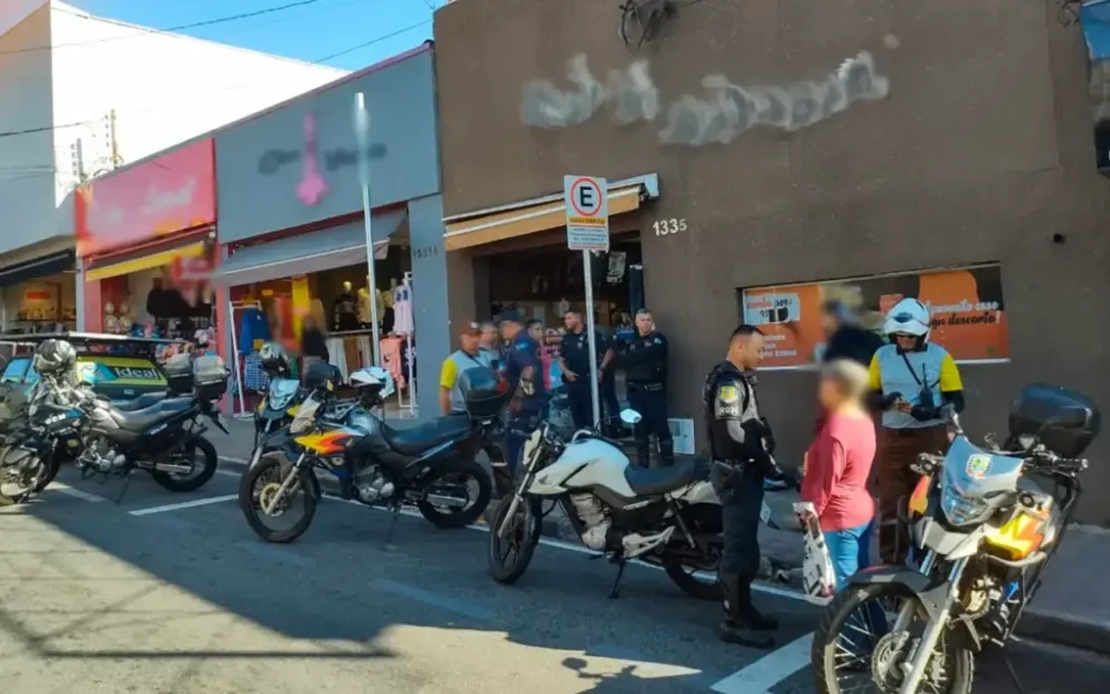 Motociclista é flagrado fazendo malabarismo em via movimentada e tem moto apreendida
