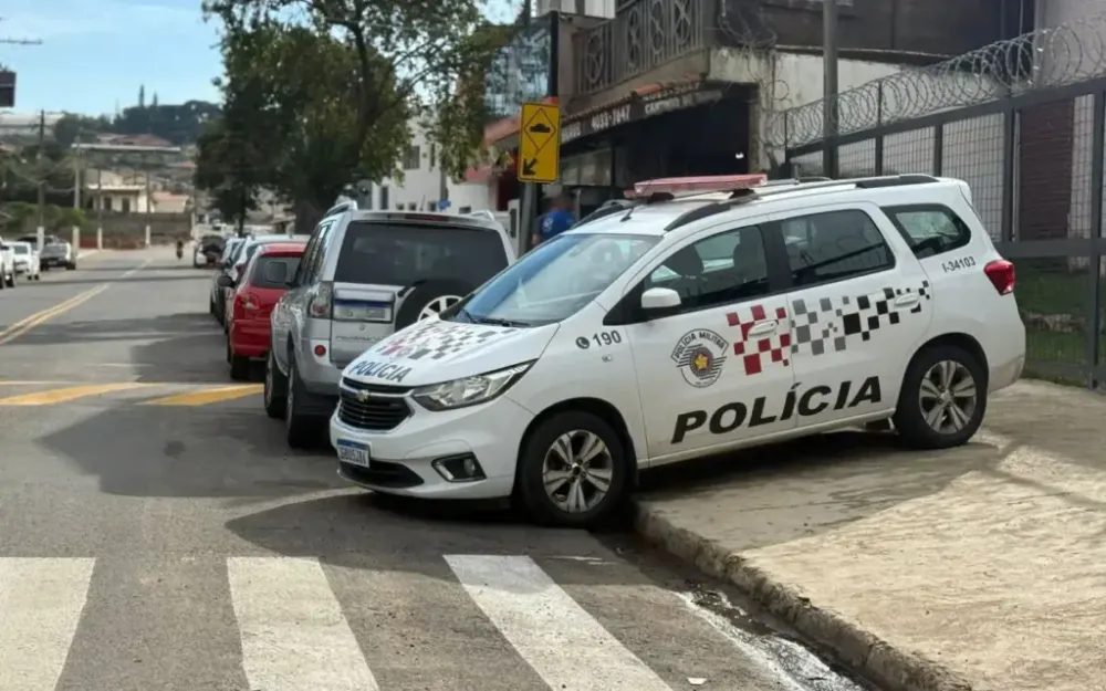 Assalto violento termina com comerciante ferido e carro roubado em Bragança Paulista