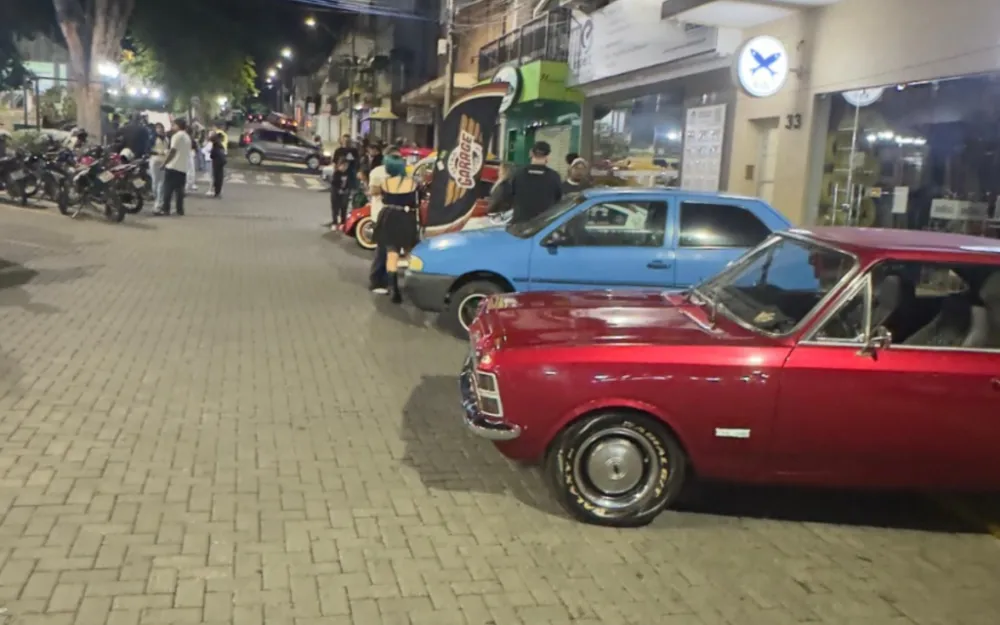 Feira Noturna de Extrema ganha atração especial de exposição de carros antigos