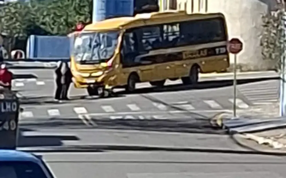 Motociclista fica ferido em colisão com micro-ônibus em Bragança Paulista