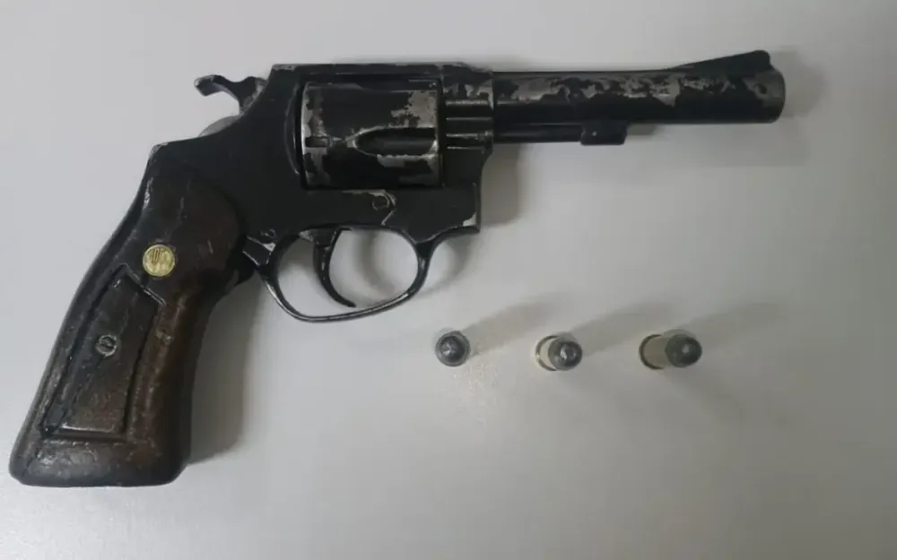 Homem é preso por porte ilegal de arma de fogo em Amparo