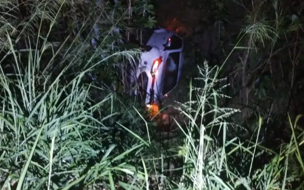 Motorista perde controle e veículo cai em ribanceira naSP-095