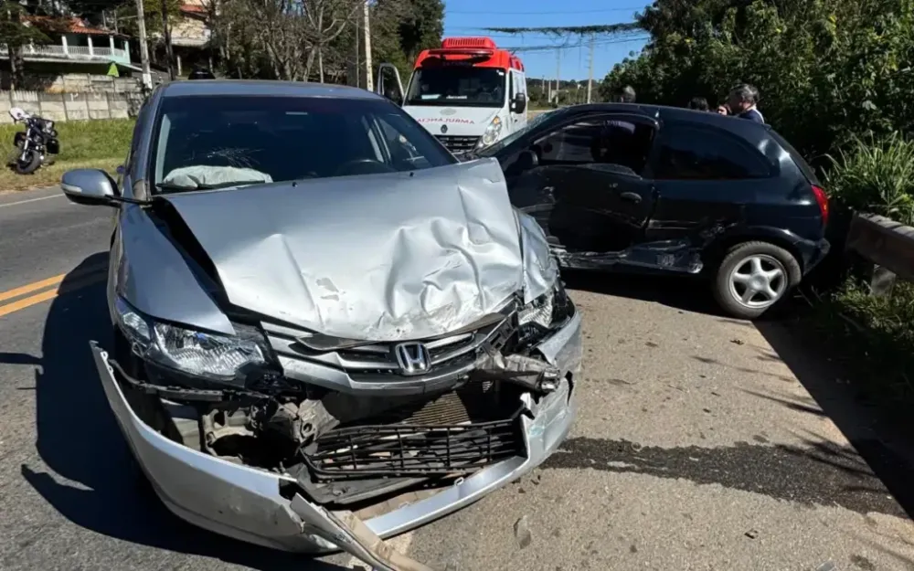 Acidente entre dois veículos é registrado na Rodovia João Hermenegildo de Oliveira