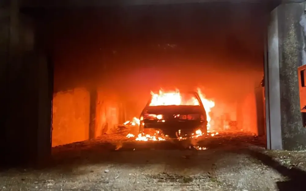 Carro pega fogo em garagem no bairro Água Comprida, em Bragança Paulista