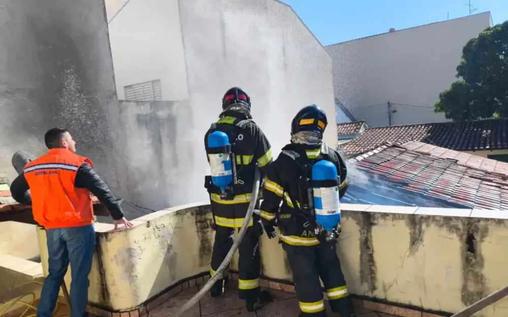 Incêndio atinge residência no centro de Socorro e mobiliza forças de emergência