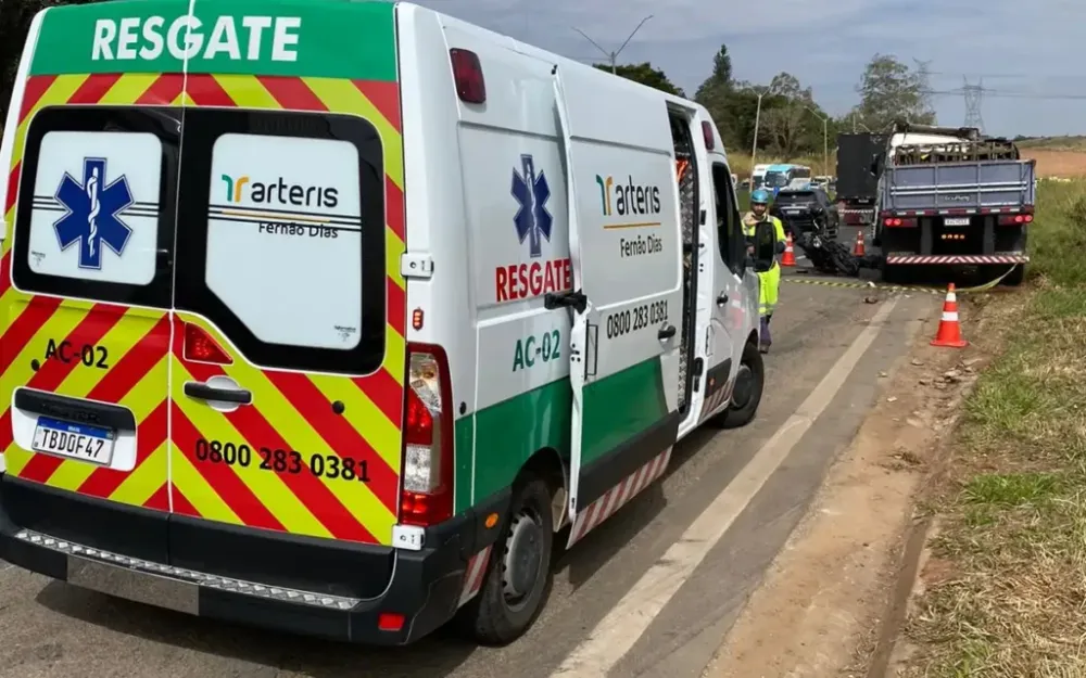 Mulher morre em colisão entre moto e carreta na rodovia Fernão Dias