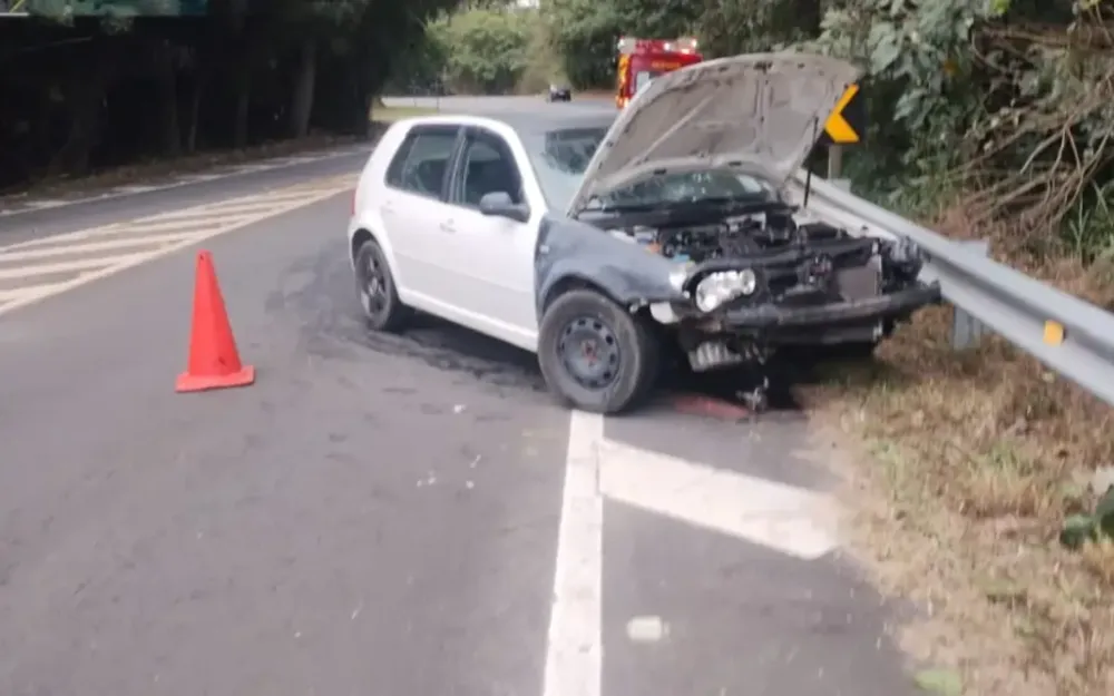 Motorista perde o controle e colide contra defensa metálica em rodovia