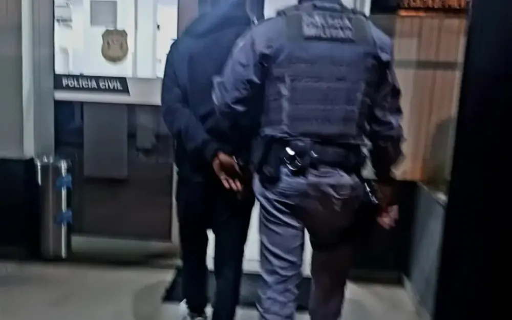 Polícia militar prende homem procurado pela justiça em Atibaia