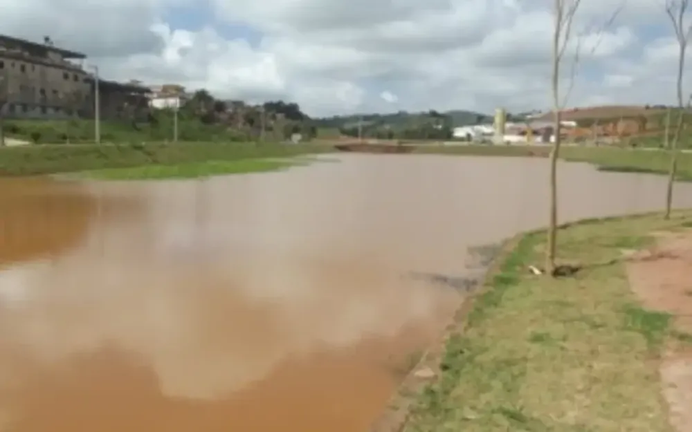 Homem morre após se afogar em lago no centro de Bom Repouso