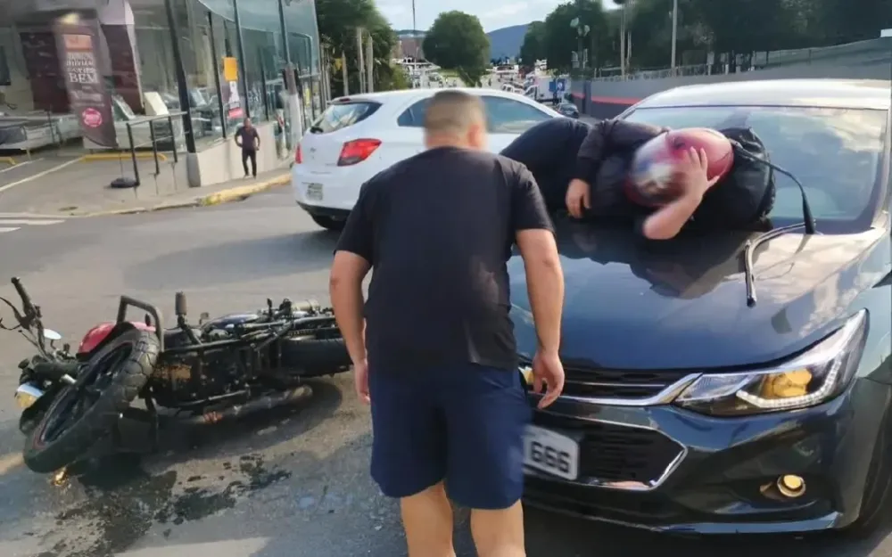 Motociclista fica ferida após colisão com carro em avenida de Bragança Paulista