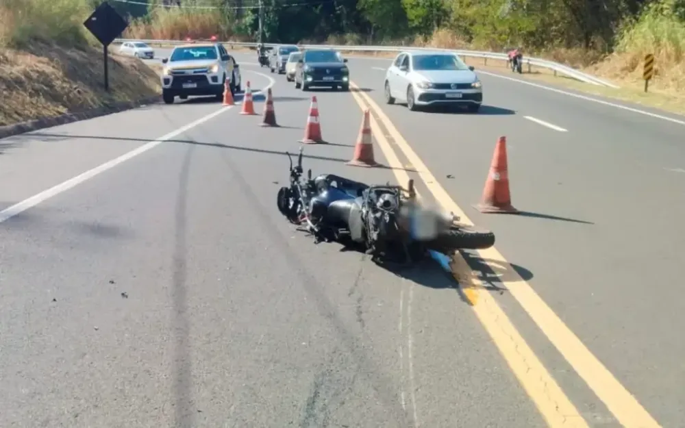 Motociclista morre após colisão com dois veículos em rodovia