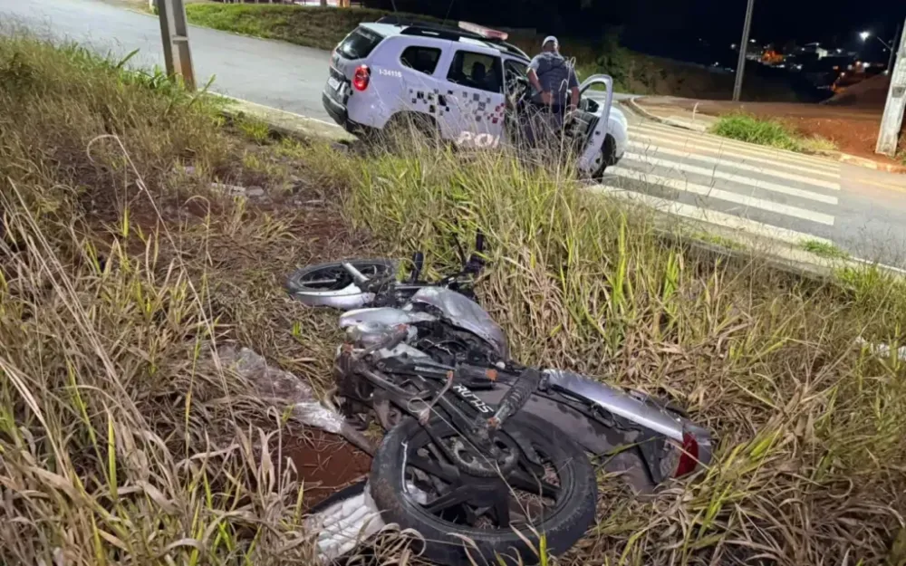 Motociclista foge da PM, colide contra mureta e abandona moto no bairro Padre Aldo Bolini