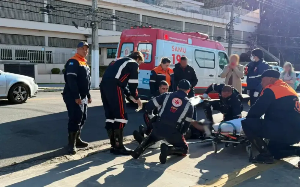 Acidente entre carro e motocicleta deixa uma pessoa ferida em Bragança Paulista