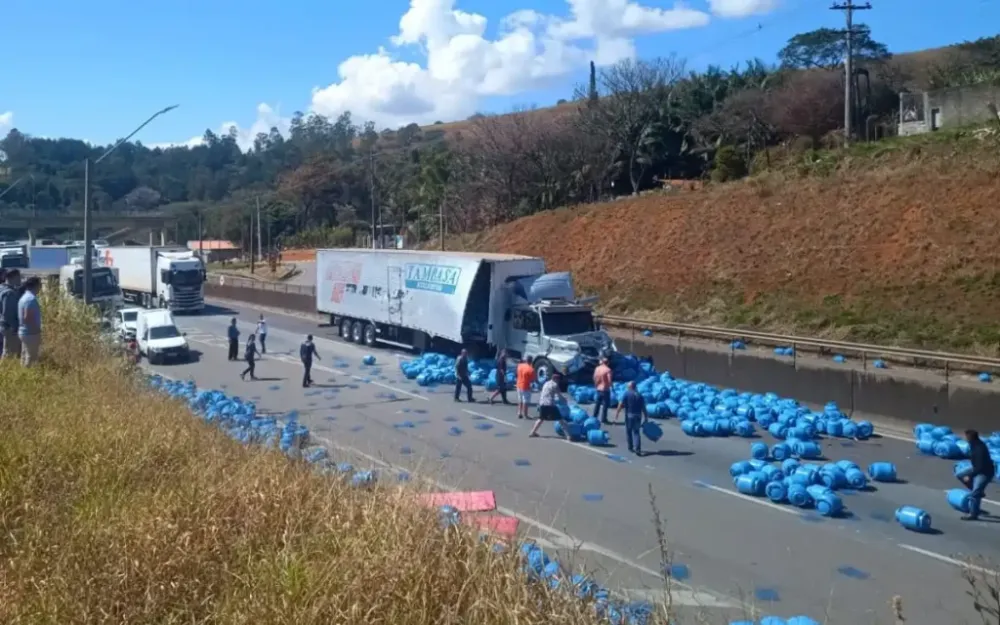 Acidente entre caminhão e carreta espalha botijões e bloqueia parte da Fernão Dias, em Vargem