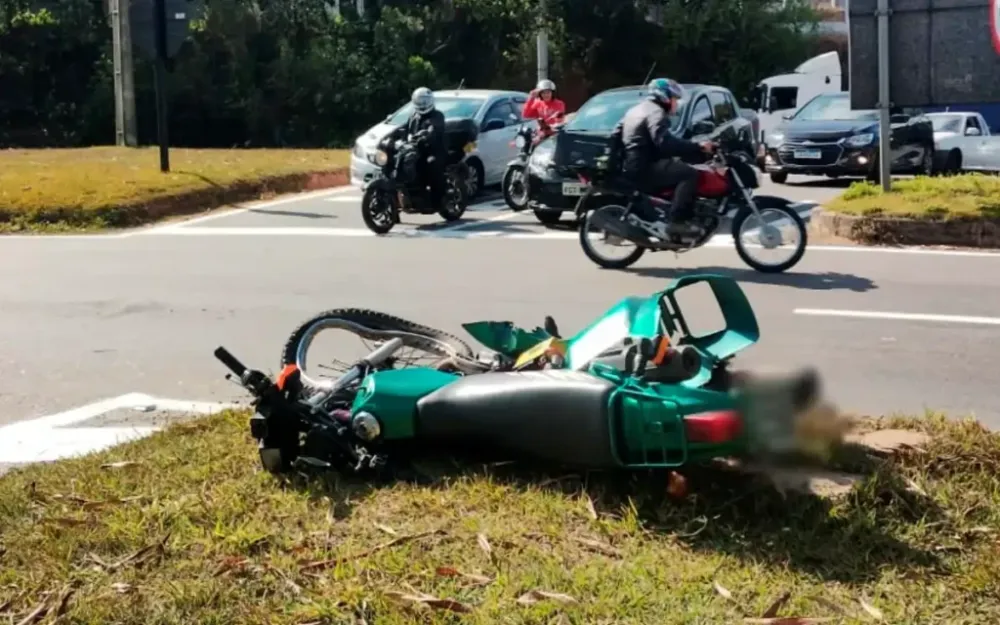 Colisão entre carro e motocicleta é registrada na rotatória de Tuiuti