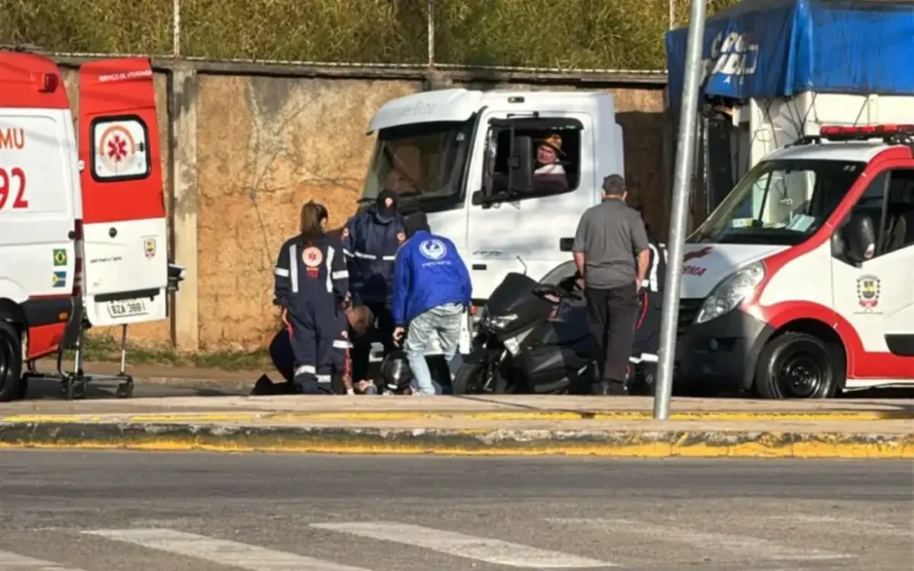 Motociclista é socorrida após acidente na Avenida dos Imigrantes