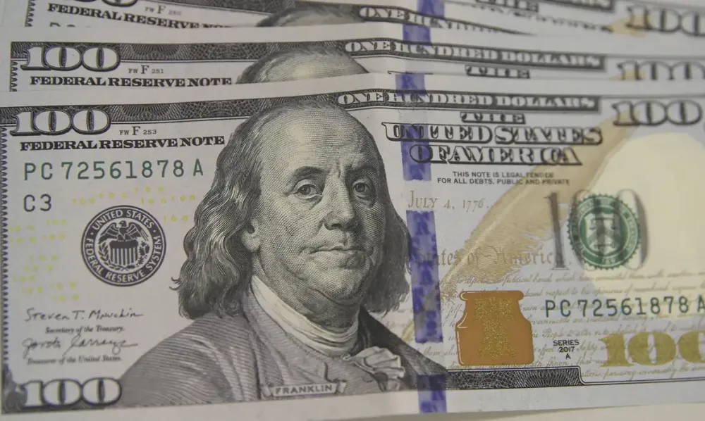 Dólar cai para R$ 5,42 e atinge menor valor em mais de um mês
