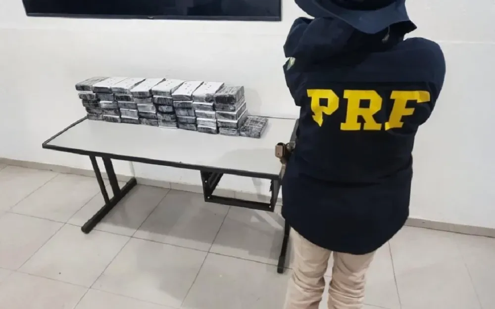 Motorista foge e abandona carro com 43 kg de cocaína após abordagem da PRF na Fernão Dias