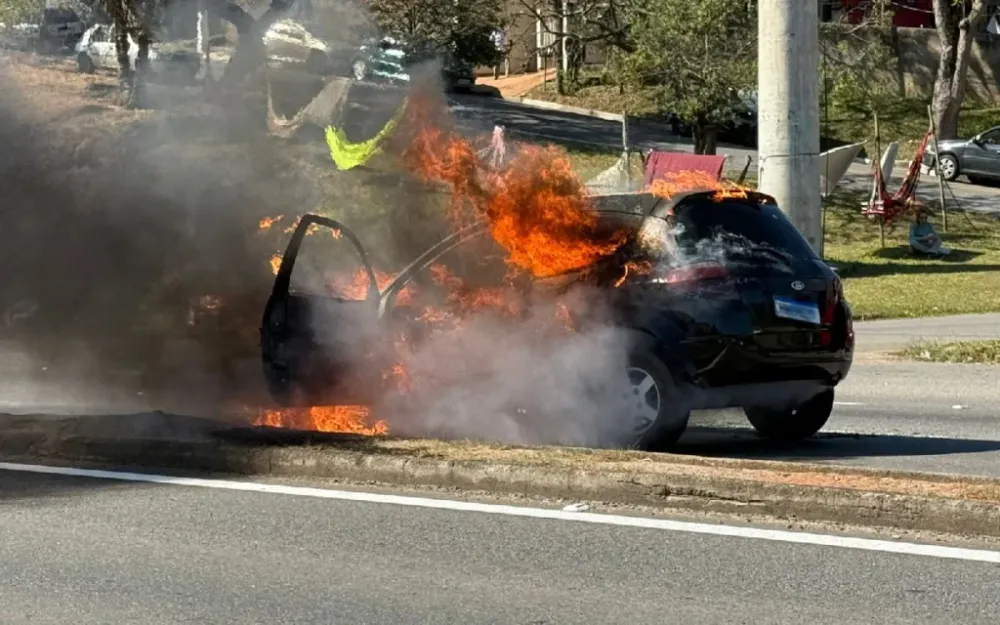 Carro pega fogo e é destruído em rodovia de Bragança Paulista